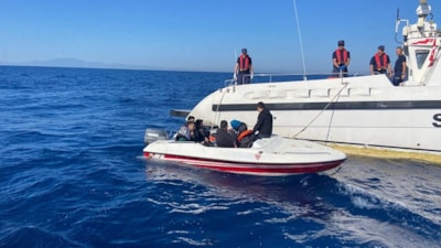 İzmir'de 19 düzensiz göçmen yakalandı, 11 göçmen kurtarıldı