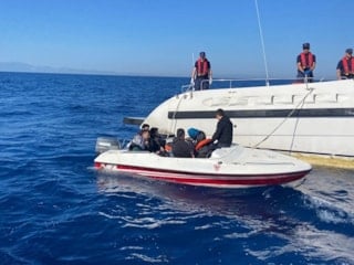 İzmir'de 19 düzensiz göçmen yakalandı, 11 göçmen kurtarıldı