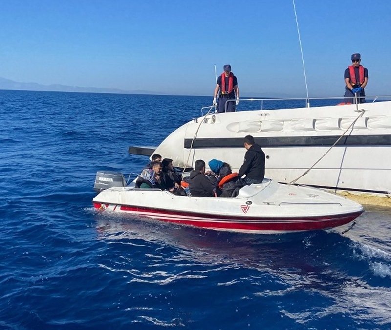 İzmir'de 19 düzensiz göçmen yakalandı, 11 göçmen kurtarıldı