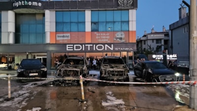 İstanbul'da 50 milyon TL değerinde 4 otomobil yandı