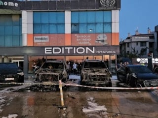 İstanbul'da 50 milyon TL değerinde 4 otomobil yandı