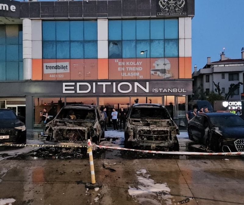 İstanbul'da 50 milyon TL değerinde 4 otomobil yandı