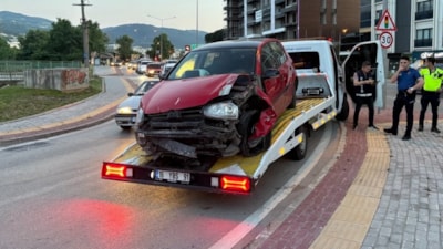 Bursa'da kontrolden çıkan araç tabelaya çarptı: Sürücü yaralandı