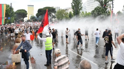 Arnavutluk'ta turizm projesini protesto edenlere tazyikli suyla müdahale edildi