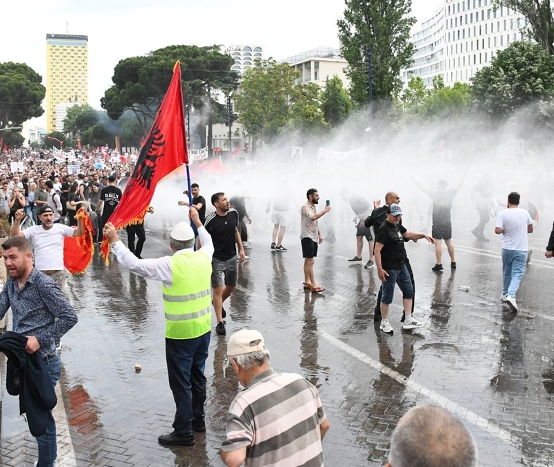 Arnavutluk'ta turizm projesini protesto edenlere tazyikli suyla müdahale edildi