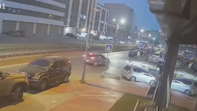 İstanbul'da aydınlatma direğine çarpan sürücü kaçtı