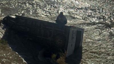 Hakkari'de minibüsüyle Zap Suyu'na uçan sürücü, geceyi aracının üzerinde geçirdi