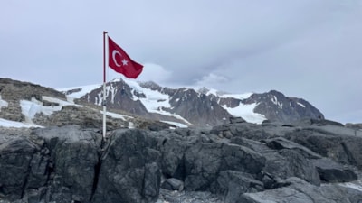 Türk bilim insanları Antarktika'dan uyardı: Buzullar yılda 10 metre eriyor