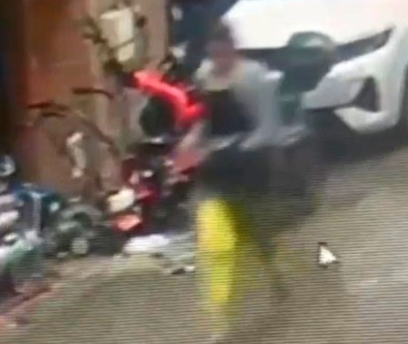 Eskişehir'de yardım etme bahanesiyle yaşlı adamın parasını çaldı