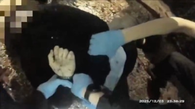 İngiltere'de bıçaklı saldırıda ölen gence polis müdahalesi ülkeyi karıştırdı