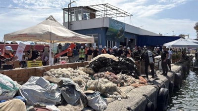 Tekirdağ'da denizin dibinden lastik ve demir borular çıktı