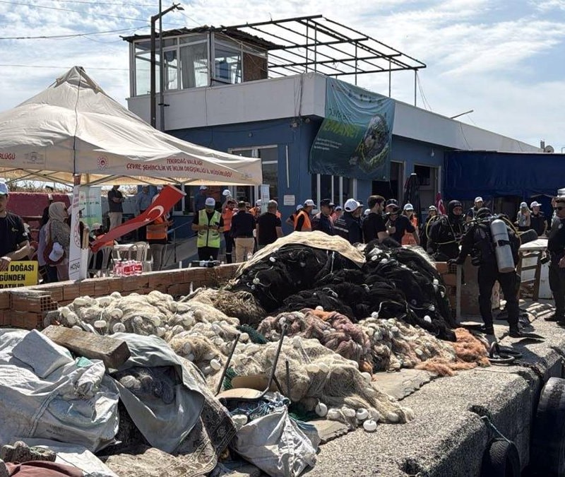 Tekirdağ'da denizin dibinden lastik ve demir borular çıktı