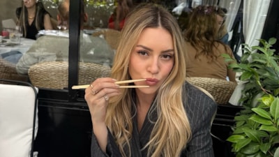 Sinem Kobal Fransa'da! Tarzıyla beğeni topladı