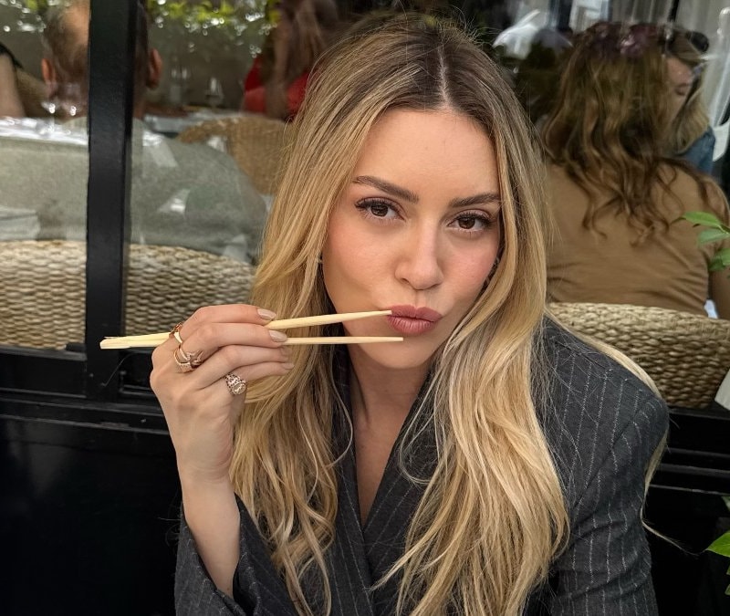 Sinem Kobal Fransa'da! Tarzıyla beğeni topladı