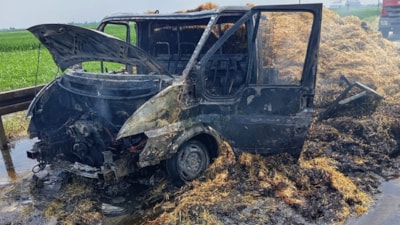 Adana'da saman yüklü pikap alev aldı, sürücü ve yanındakiler son anda kurtuldu