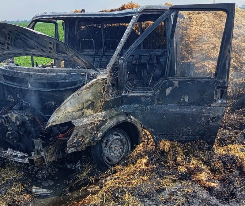 Adana'da saman yüklü pikap alev aldı, sürücü ve yanındakiler son anda kurtuldu