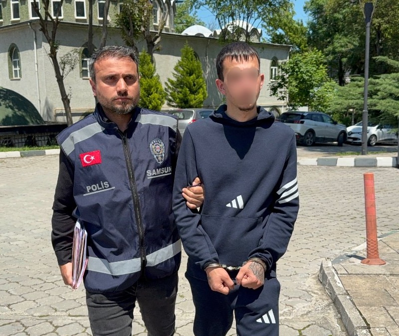 Samsun'da park halindeki motosikletlere zarar verip birini çaldı