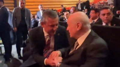 Devlet Bahçeli ve Özgür Özel, Koç Holding'in töreninde sohbet etti