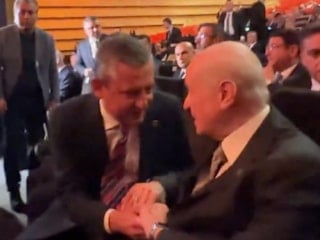 Devlet Bahçeli ve Özgür Özel, Koç Holding'in töreninde sohbet etti