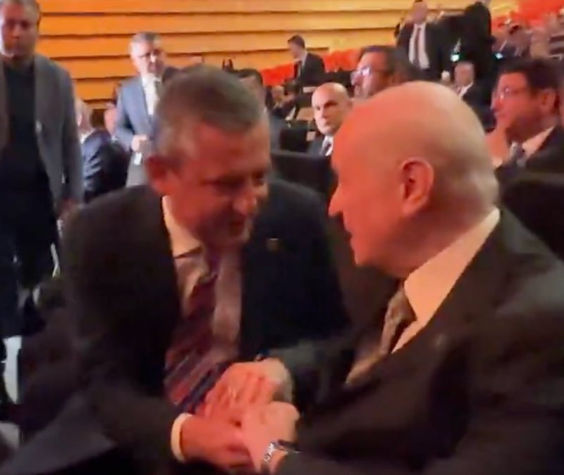 Devlet Bahçeli ve Özgür Özel, Koç Holding'in töreninde sohbet etti