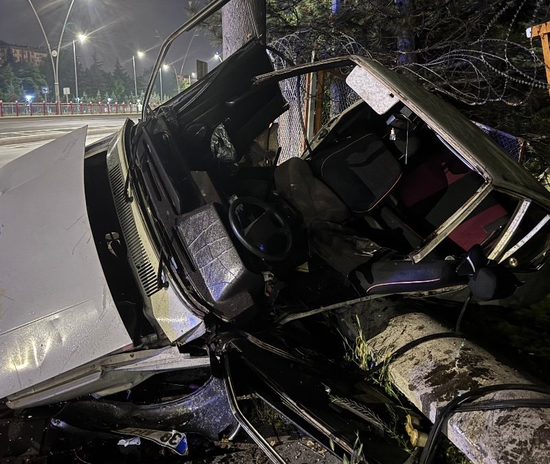 Kayseri'de kontrolden çıkan otomobil bahçeye uçtu: 3 yaralı