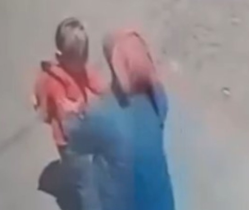 Van'da sokakta dehşet anları: Küçük çocuğun yüzünü parçaladı