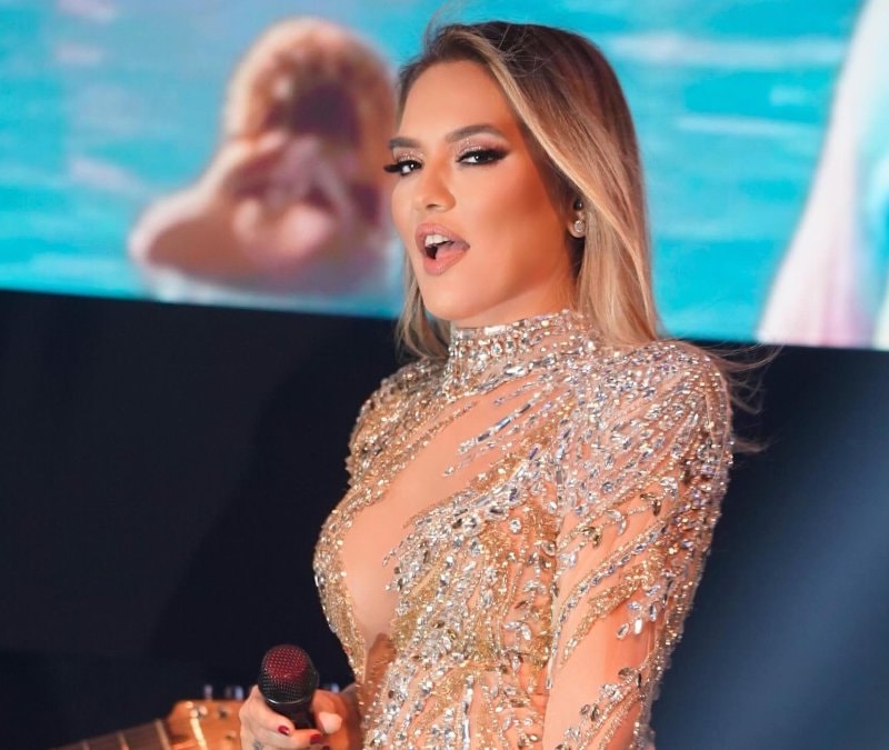 Demet Akalın yaz sezonunu Bodrum'da açtı Bikinili pozuna beğ
