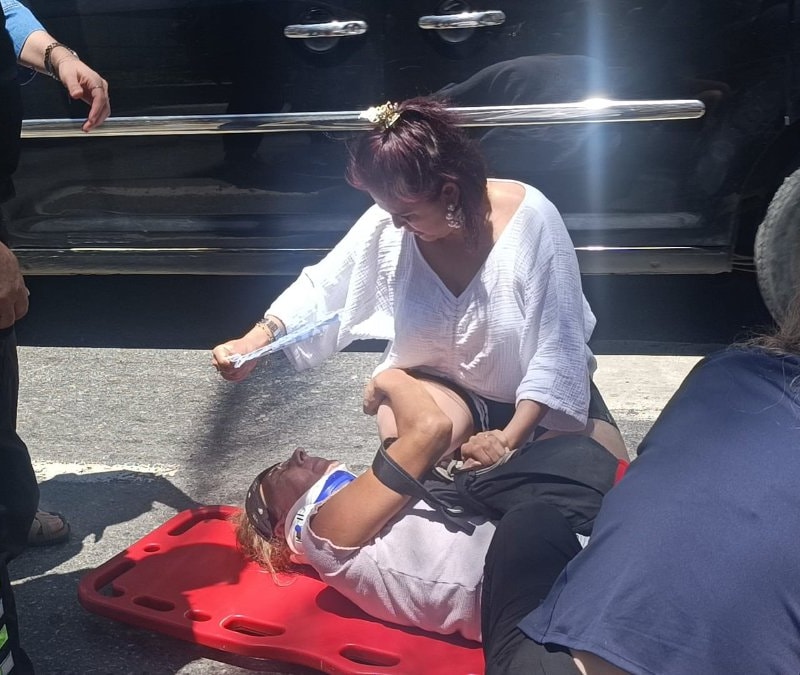 Antalya'da yay geçidinden geçen turiste motosiklet çarptı