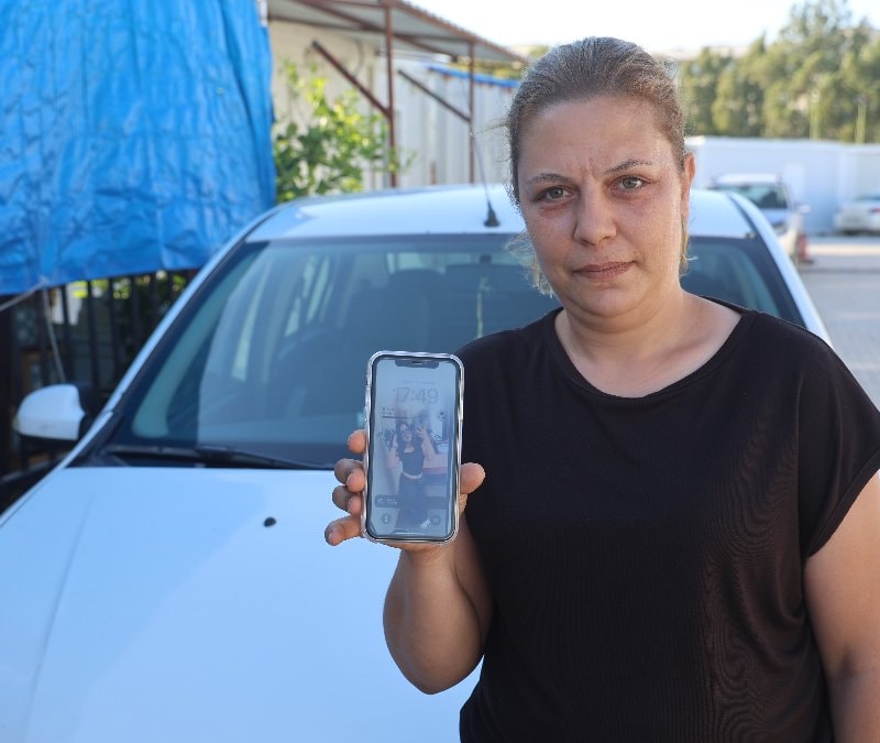 Hatay'da aracına aldığı yolcuların düşen telefonunu sahibine ulaştırmak istiyor