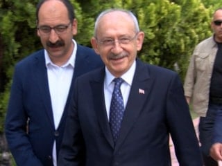 Kemal Kılıçdaroğlu, CHP'nin grup toplantısında konuşmaya hazırlanıyor