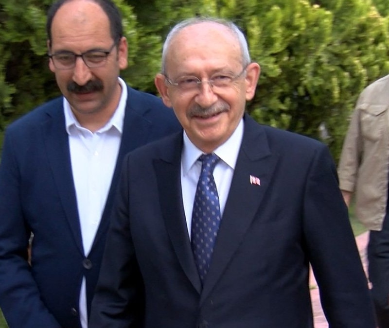 Kemal Kılıçdaroğlu, CHP'nin grup toplantısında konuşmaya hazırlanıyor