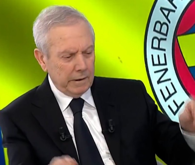 Aziz Yıldırım'ın yanına canlı yayında sinek geldi