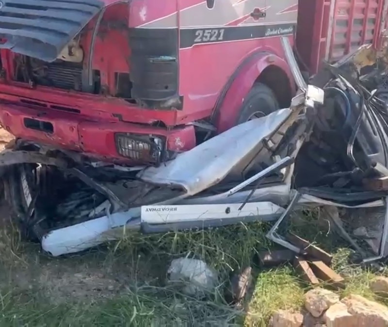 Şanlıurfa'da kamyon ile otomobil çarpıştı: 3 ölü