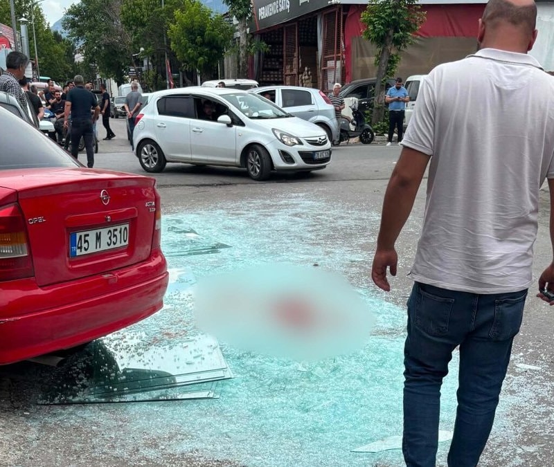 Manisa'da üzerine cam düşen işçi can verdi