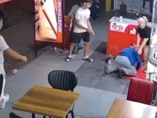 İstanbul Esenyurt'ta kadına bıçak çeken şahıs yere düştü