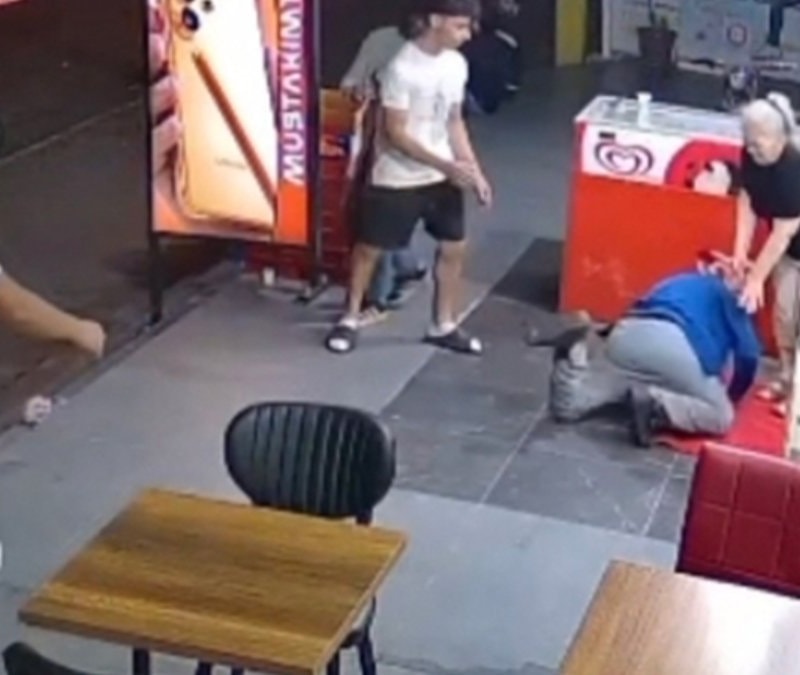 İstanbul Esenyurt'ta kadına bıçak çeken şahıs yere düştü