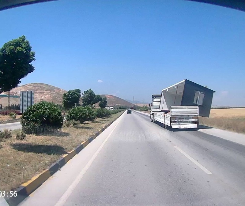 Hatay'da tırda taşınan konteyner uçtu