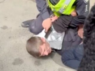Ukrayna'da askerlikten kaçan kişi, başına silah dayanarak gözaltına alındı