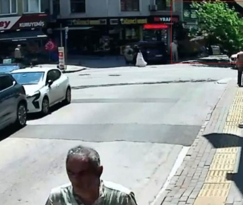 Bursa'da 150 yıllık ağaç otomobilin üzerine devrildi