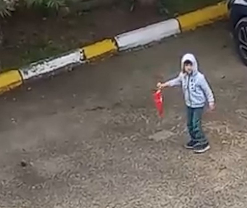 Bolu'da 5 yaşındaki çocuk yerde gördüğü Türk bayrağını koşarak kaldırdı