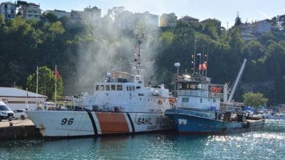 Karadeniz’de saldırıya uğrayan balıkçıları kurtaran tekne İnebolu Limanı'na çekildi