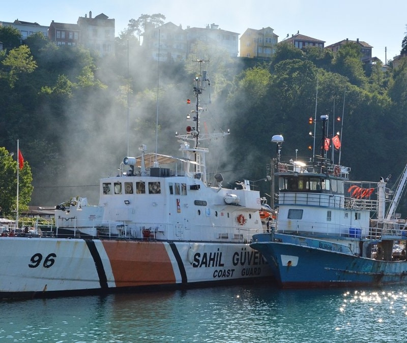 Karadeniz'de saldırıya uğrayan Türk balıkçıları kurtaran tekne İnebolu'ya getirildi
