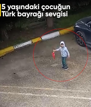Bolu'da 5 yaşındaki çocuk yerde gördüğü Türk bayrağını koşarak kaldırdı