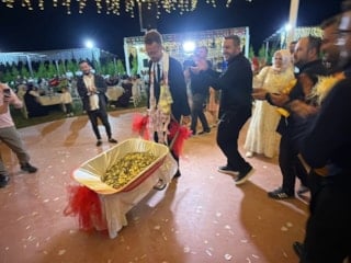 Tokat'ta damadın arkadaşlarından ilginç düğün takısı