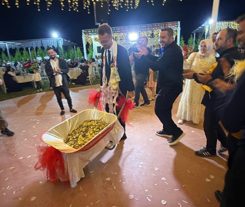 Tokat'ta damadın arkadaşlarından ilginç düğün takısı