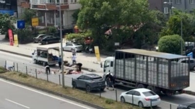 Bartın'da kamyonet kasasından saçılan sebzeleri, sürücüler topladı