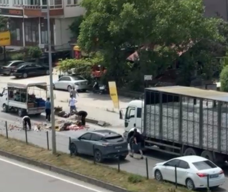 Bartın'da kamyonet kasasından saçılan sebzeleri, sürücüler topladı