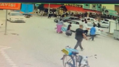 Iğdır'da otomobilin küçük çocuğa çarptığı anlar kamerada