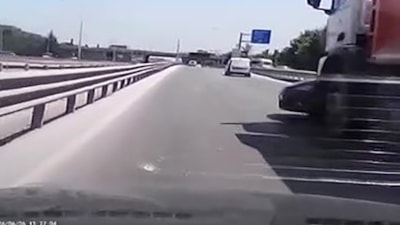 Kocaeli'de otomobil, kamyonun önünde metrelerce sürüklendi