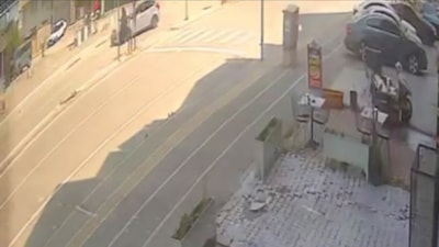 Bursa'da otomobil, yaya geçidinde kız çocuğuna çarptı